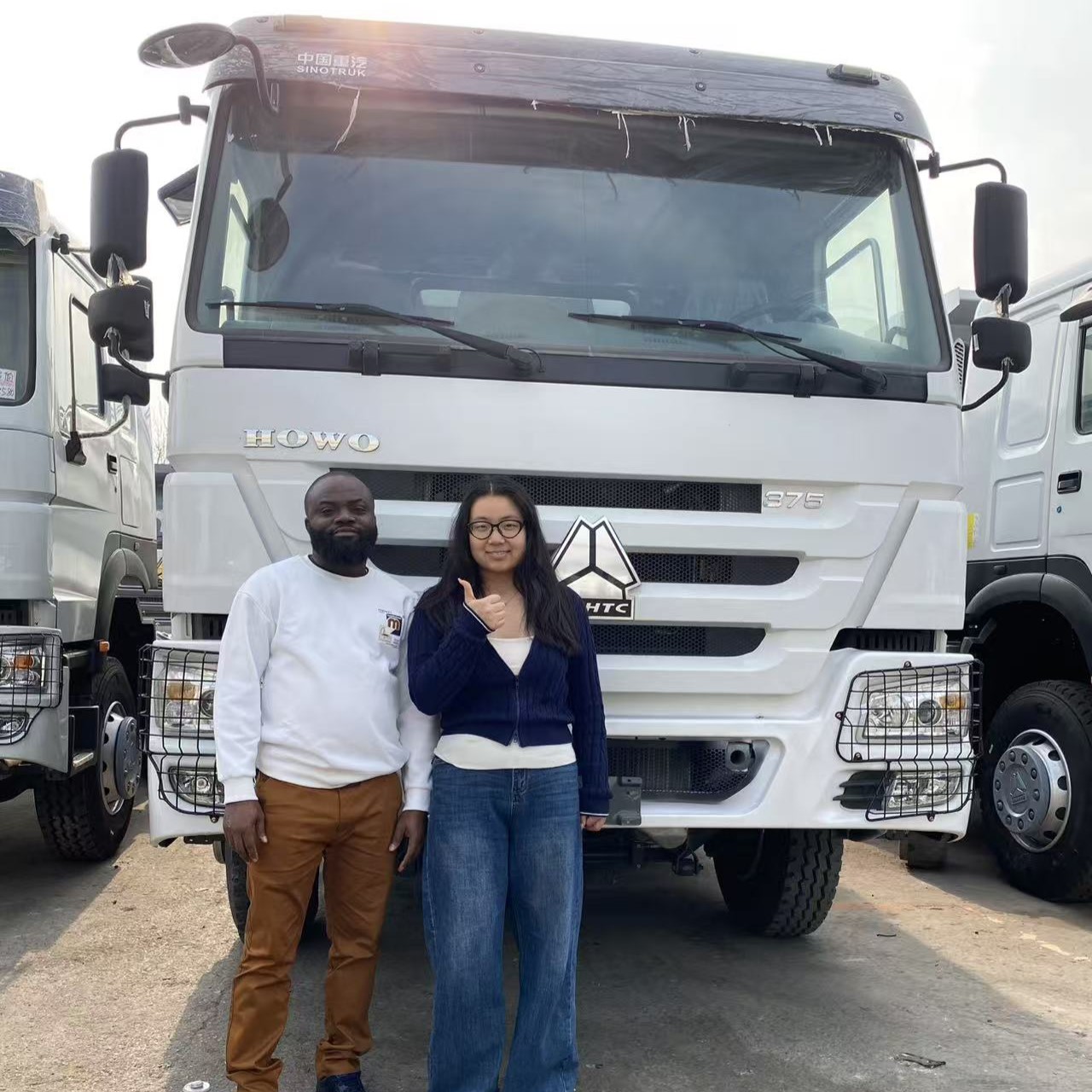 Un client africain visite l’usine automobile Ant et passe une commande de camion